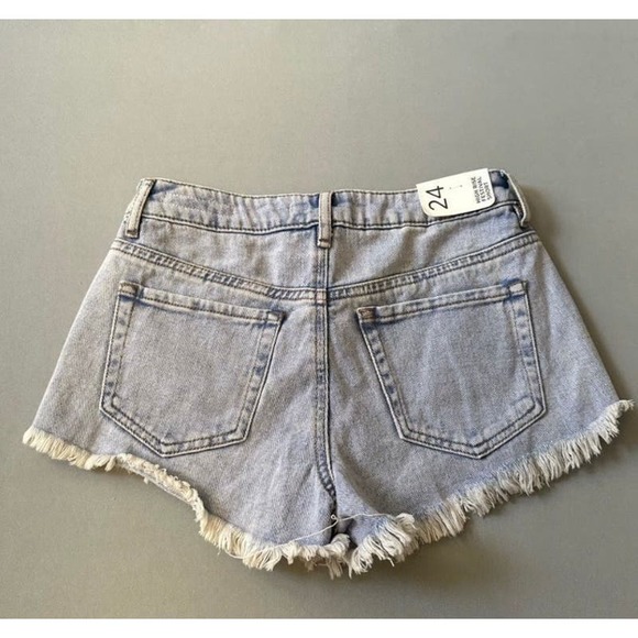 Frayed Hem Denim Shorts- Size 24 - Picture 6 of 6
